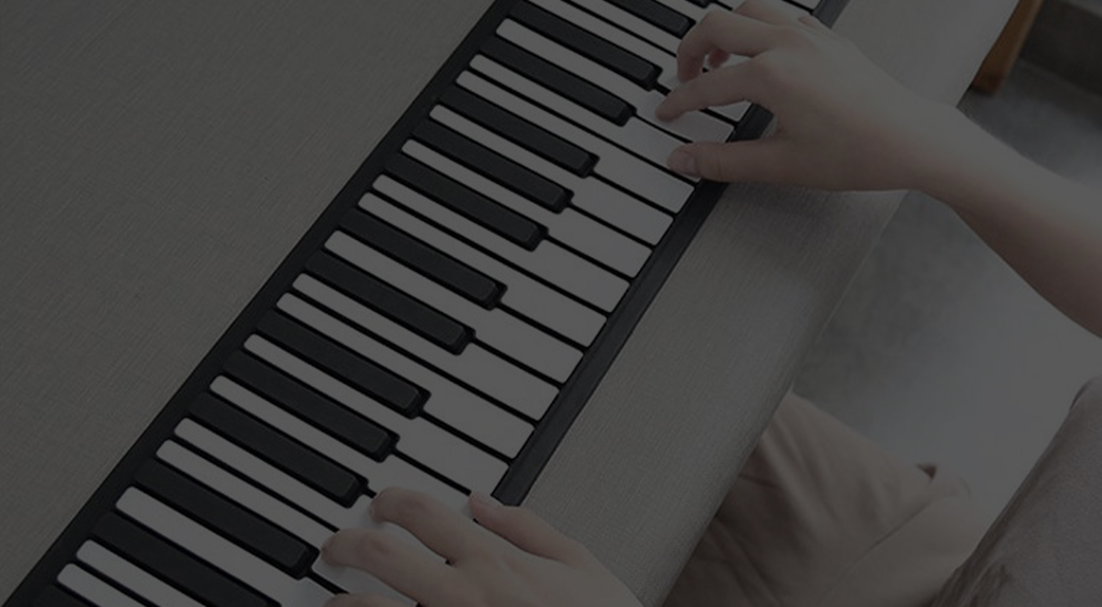 What are the basic characteristics of an electronic keyboard?